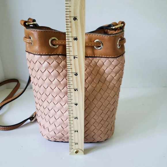 Simply Noelle Womans Small Brown Woven Drawstring Bucket  Bag. - Picture 11 of 11